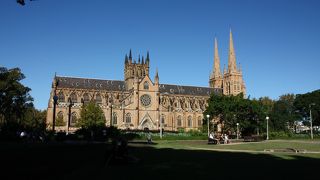 ステンドグラスが美しい厳かな教会