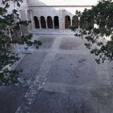 ゴシックとロマネスクの混じった教会の回廊