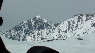 雪化粧下純白の峰峰を望む