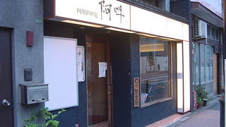 おしゃれな店内で辛いラーメン