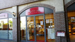 大川沿いのカフェ