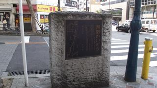 「熊野かいどう」 と言う碑が交差点角にポツンと建ててあります