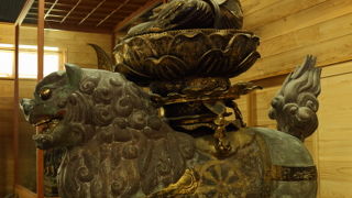 新宮熊野神社宝物殿：写真OK。騎獅文殊菩薩坐像は獅子のお腹の下をくぐらせてもらえます。ご利益があるのだそうです。