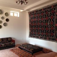 2階の共用リビング。スザニの刺繍間違い探しも是非（笑）