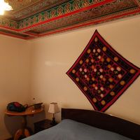 天井の装飾とスザニが素敵。窓の外のバルコニーは工事中？だった