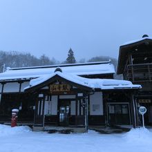 駅全景、右の高いところが展望台