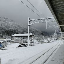駅のホームにて