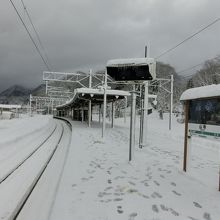 駅のホームにて
