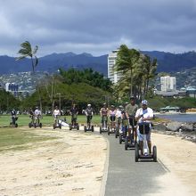 セグウェイを楽しむ旅行者達
