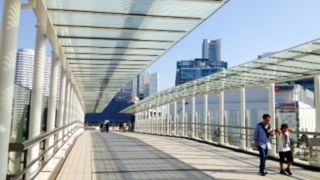 日産本社ビルあたりからの歩道