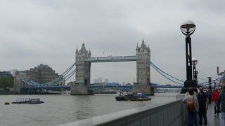 橋の上の塔に登ることができます