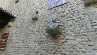 歴史地区の散策路にあります