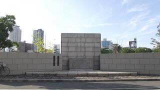 非常に新しく近代的に感じる大きな石碑があります