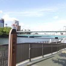 後方が天満橋です