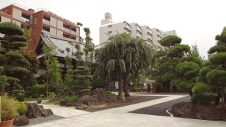 都心のお寺の光景