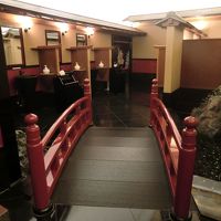 お手洗いに太鼓橋です。