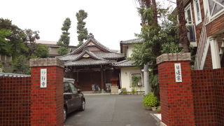 レンガ造りの門