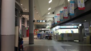 広いですが、寂しい空港