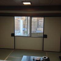 奥のふすまを開けると窓が！