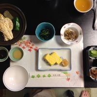 二日目の朝食　左は生麩の陶板焼き