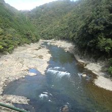 途中で川を渡るので景色は左右平等です。