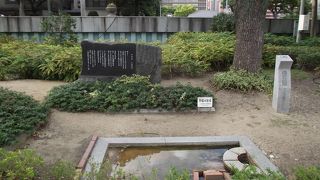 遊歩道脇の静かなところにあります