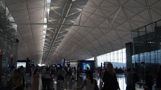 巨大なきれいな国際空港