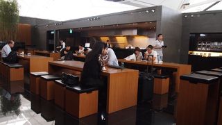 ヌードルバーなど食事もとれる