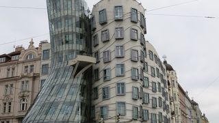 女性が男性を抱きしめて踊っている姿をモチーフ