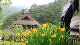 古い民家が並び心が落ち着くテーマです