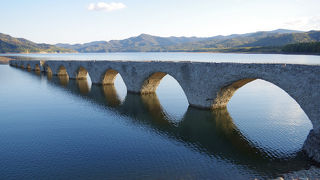 湖に消え隠れする幻の鉄道橋梁