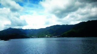 湖の真ん中の橋