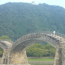 部分的にブルーシートも張られていますが・・・。5年に一度。