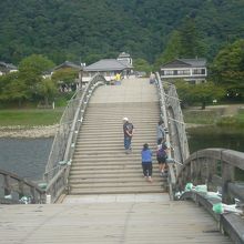 階段ですが、段差が分かりずらい箇所もあります。足元注意!!