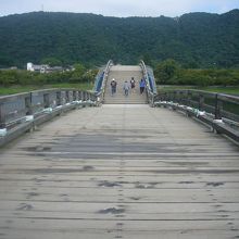 アーチ状の頂上部からはこんな感じ。