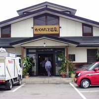 入口の前は駐車場になっている