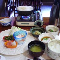 湯豆腐とヨーグルトが同居する朝食