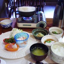 湯豆腐とヨーグルトが同居する朝食