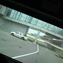 バスに乗るのもかなり並びます。バスからの写真です。