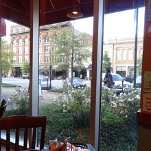 店内よりモンゴメリーの街並み