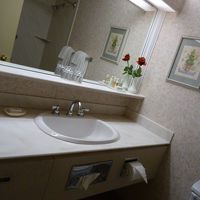 生花のバラが生けられて　清潔感あふれるバスルーム