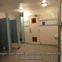 プールの入り口の途中にあった着替え室。サウナも完備。