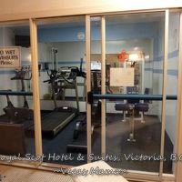 地下のフィットネスルーム