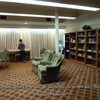 図書室にはオルガンや大きなテレビが