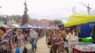毎週金曜日は市場と化す広場