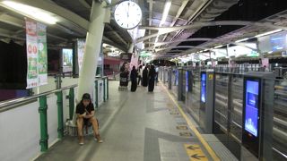 旅行会社のフリーペーパーが置いてあります