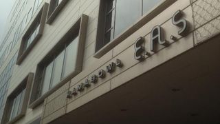 スパ、ボーリング、レストラン等々がぎっしり詰まった総合ビルです。