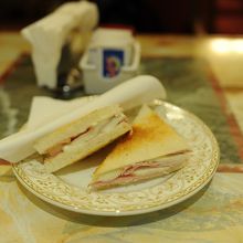 チーズとハムが挟まれただけのシンプルなホットサンド！