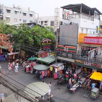 窓を開ければ賑やかなカオサンロード