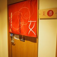1階の天然温泉、女湯はパスワードを入力後ドアが開きます。安心